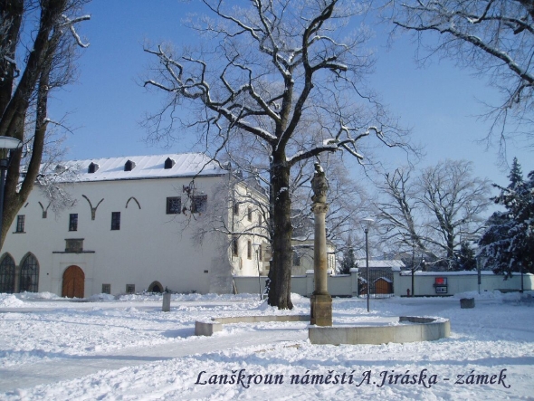 02_Namesti Aloise Jiraska se zamkem.jpg